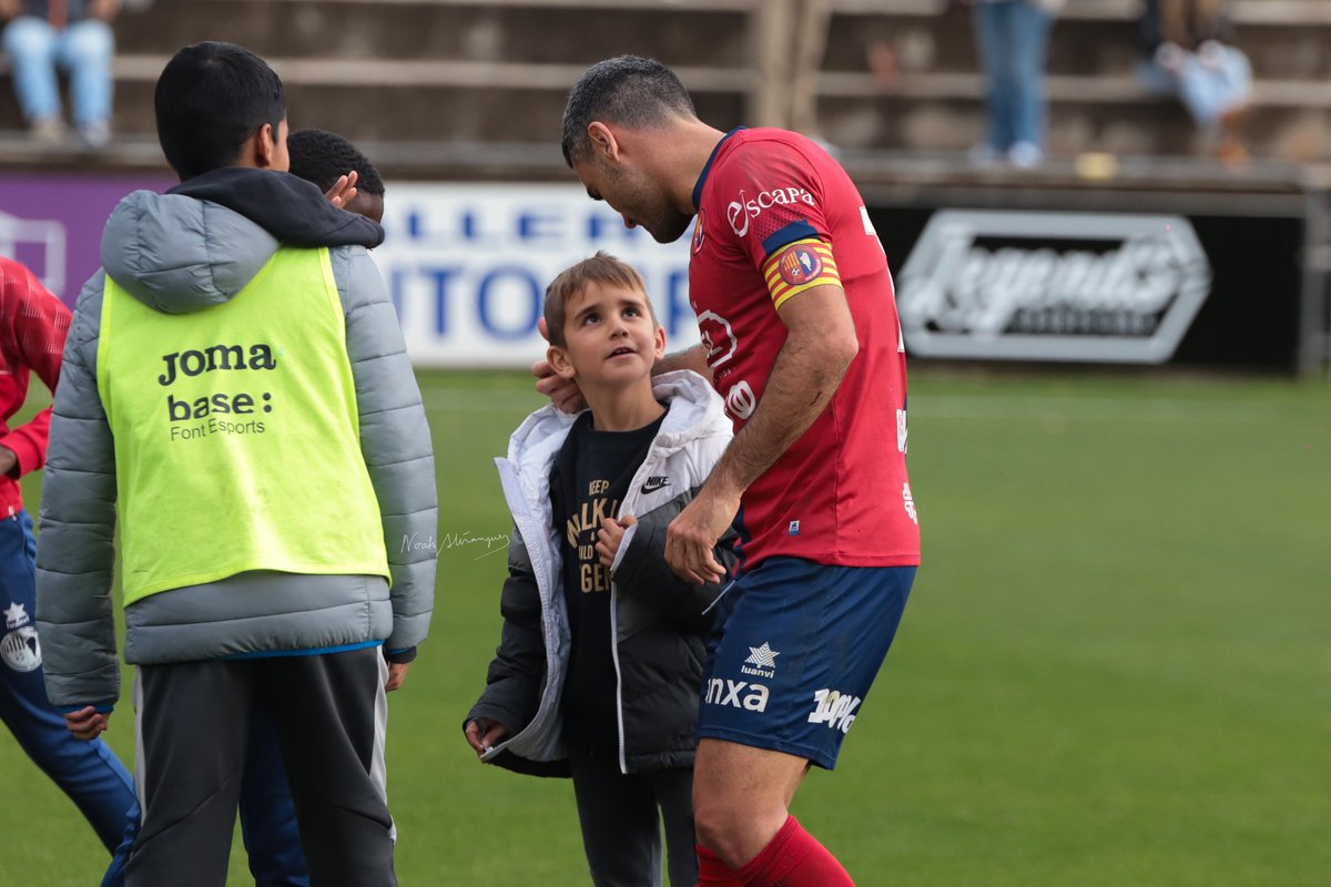 🤳 Un selfie amb <a href="/YSidibeh/">Yaya sidibe</a> 

💬 Una conversa amb <a href="/chemamoreno92/">Chema Moreno</a> 

🖊️ Una firma de <a href="/JMaynau/">Joan Maynau</a> 

👁️ Una mirada de <a href="/Pdelcampo91/">Pedro del Campo</a> 

😍 Com ens agraden aquestes imatges. Creant afició, el futur de la #UEOlot! 

#OlotPeñaDeportiva #2RFEF3 #TornemAmbTu 
(📸 Noah Alirangues)