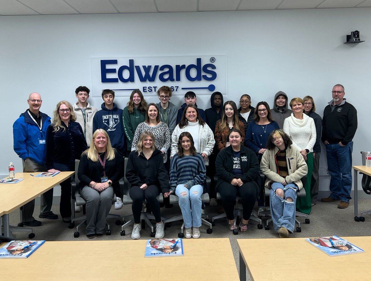 KalRESA's tweet photo. Thank you to Edwards Garment for giving students a tour of their facility during an Industry Tour! Students spoke to staff about career roles and make a shirt to bring home! 

#KRESA #CareerConnect #IndustryTours #CareerExploration #ExploreEngageExperience #GetCareerConnected https://t.co/mMxwqbzi19
