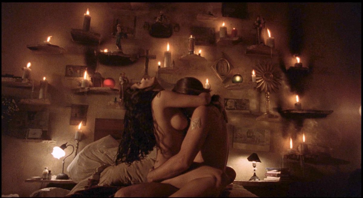 SavageComics's tweet photo. Salma Hayek - Desperado (1995) https://t.co/xsYPfdAefg