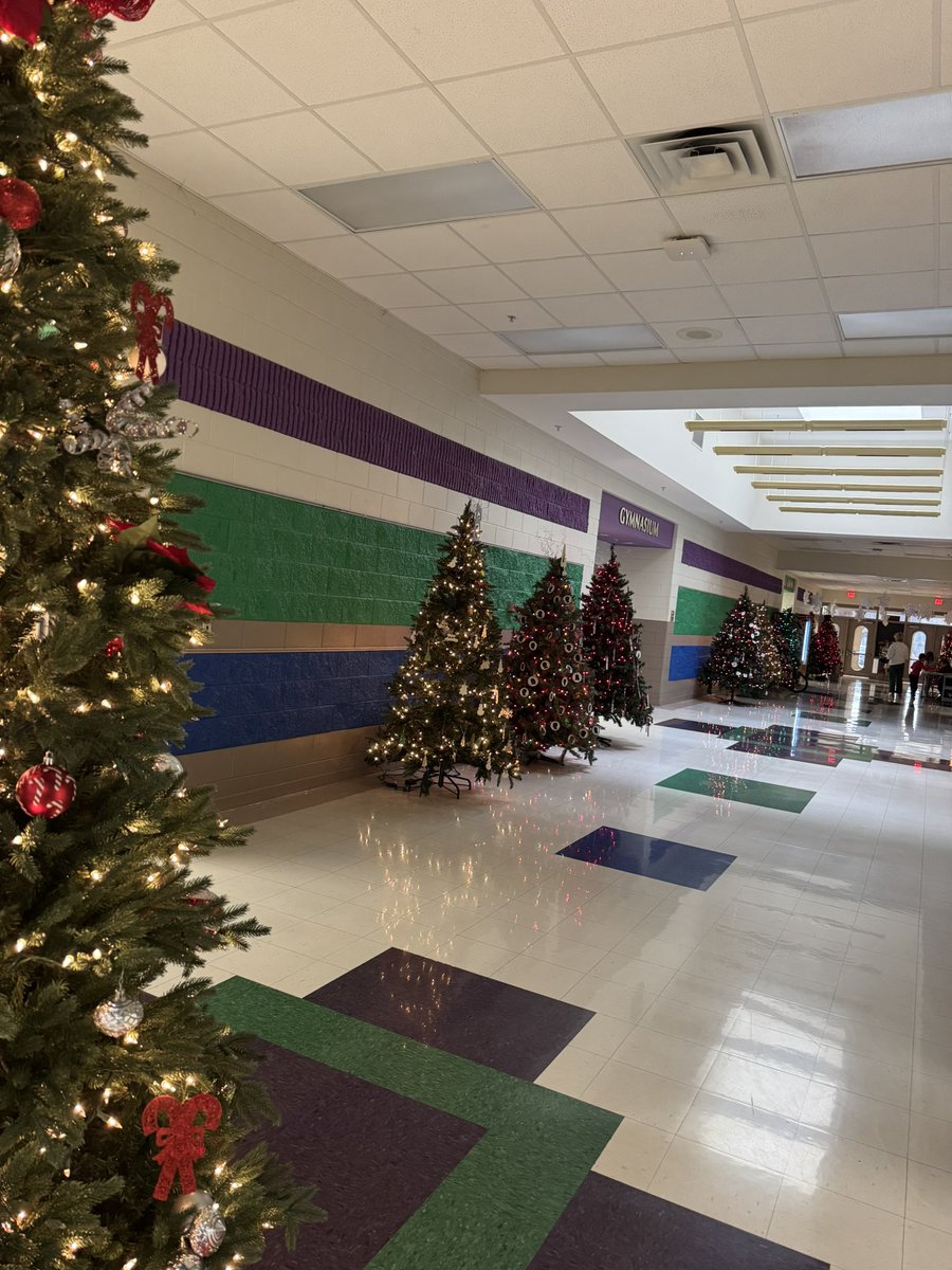tabjune75's tweet photo. Photography that captures a holiday momentโฆ.I may be biased but our school has the most beautiful hallway. Thanks to Mrs. Angie our FRC coordinator. She is the absolute best at spreading Christmas cheer and decorations. @KEDCGrants @KedcARTS @KyCharge #JOYthroughART https://t.co/kFB7LEJpIR