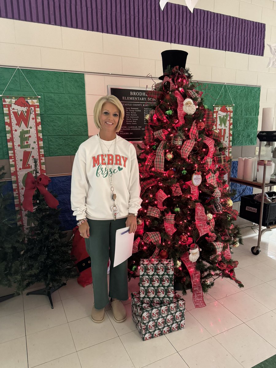 tabjune75's tweet photo. Photography that captures a holiday momentโฆ.I may be biased but our school has the most beautiful hallway. Thanks to Mrs. Angie our FRC coordinator. She is the absolute best at spreading Christmas cheer and decorations. @KEDCGrants @KedcARTS @KyCharge #JOYthroughART https://t.co/kFB7LEJpIR