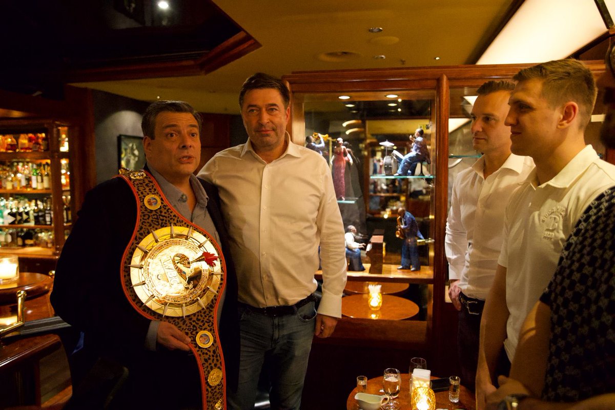 Wielka walka coraz bliżej! Ten wyjątkowy pas WBC, który widzicie na zdjęciu, znajdzie się w stawce starcia Oleksandra Usyka i Tysona Fury’ego w Rijadzie już 21 grudnia. To będzie niezapomniana noc w historii boksu!🔥