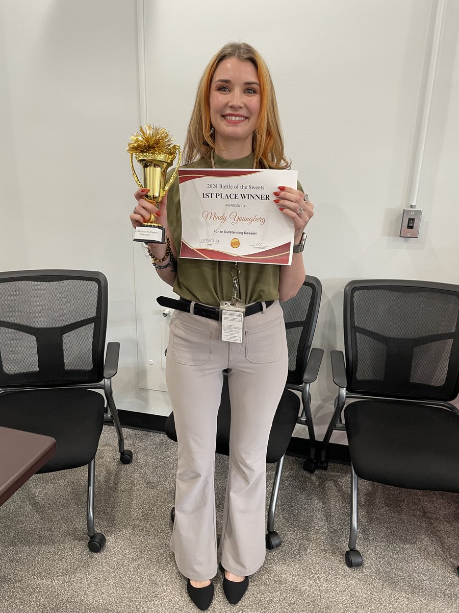 Illinois_EEC's tweet image. Thank you to Commissioner Patty Schuh for judging the competition and thank you to all our participants who provided delicious treats!  #bakingcompetition #statofillinois #executiveethicscommission #holidaysweets