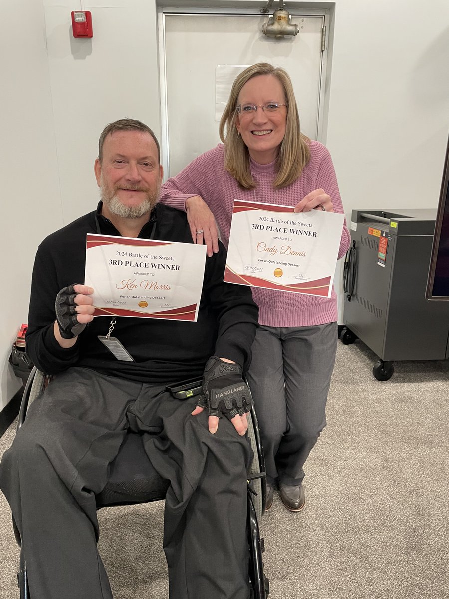 Illinois_EEC's tweet image. Thank you to Commissioner Patty Schuh for judging the competition and thank you to all our participants who provided delicious treats!  #bakingcompetition #statofillinois #executiveethicscommission #holidaysweets