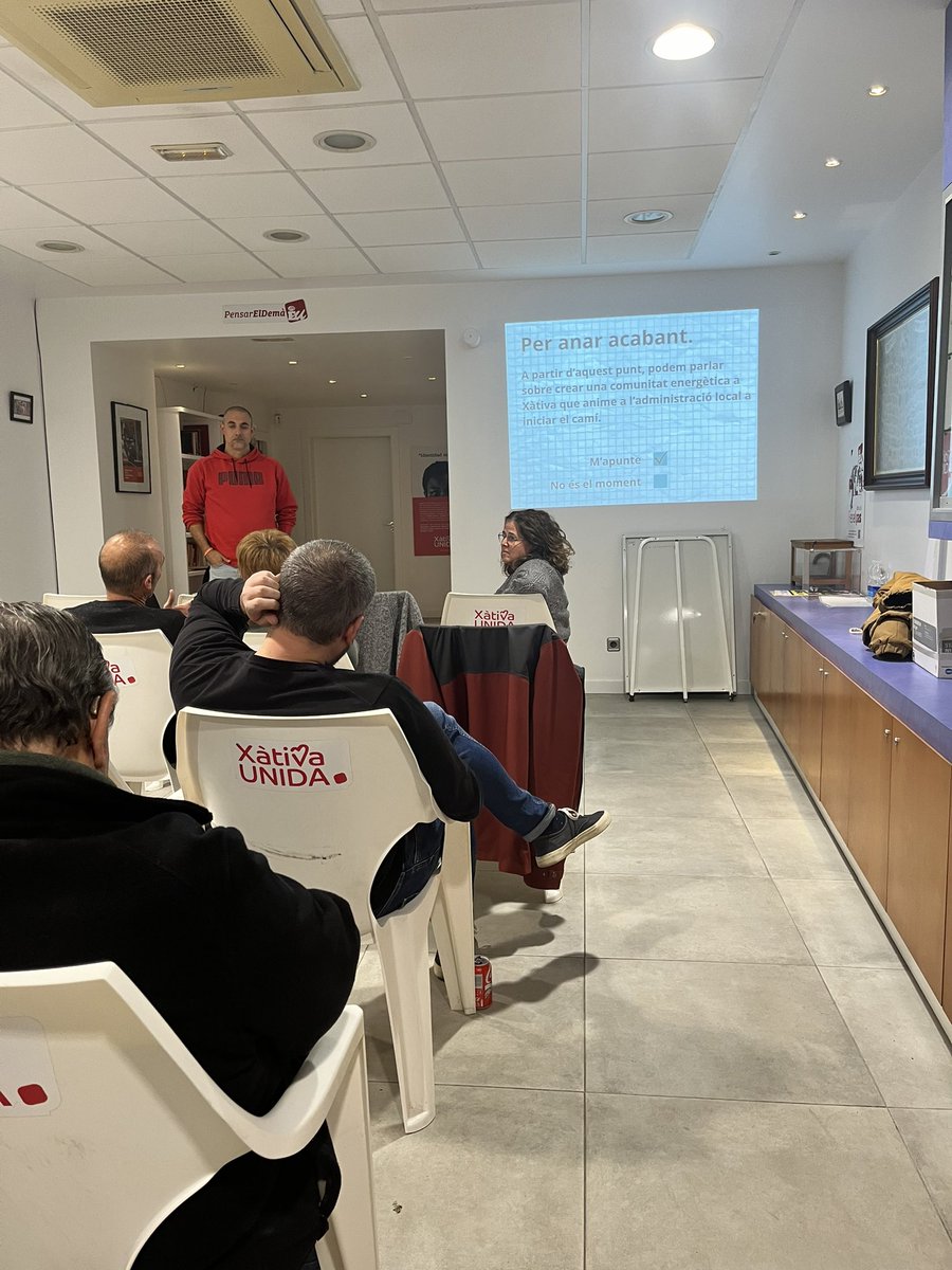 XativaUnida's tweet image. ➡️ Hui hem estat parlant de comunitats energètiques. Què són? Quins avantatges tenen? Quines possibilitats tenen els veïns i veïnes de formar una?☀️⚡️🔋

Ha estat una xarrada genial, gràcies a totxs per vindre i a @Carlesxtva per fer-la possible 👏
