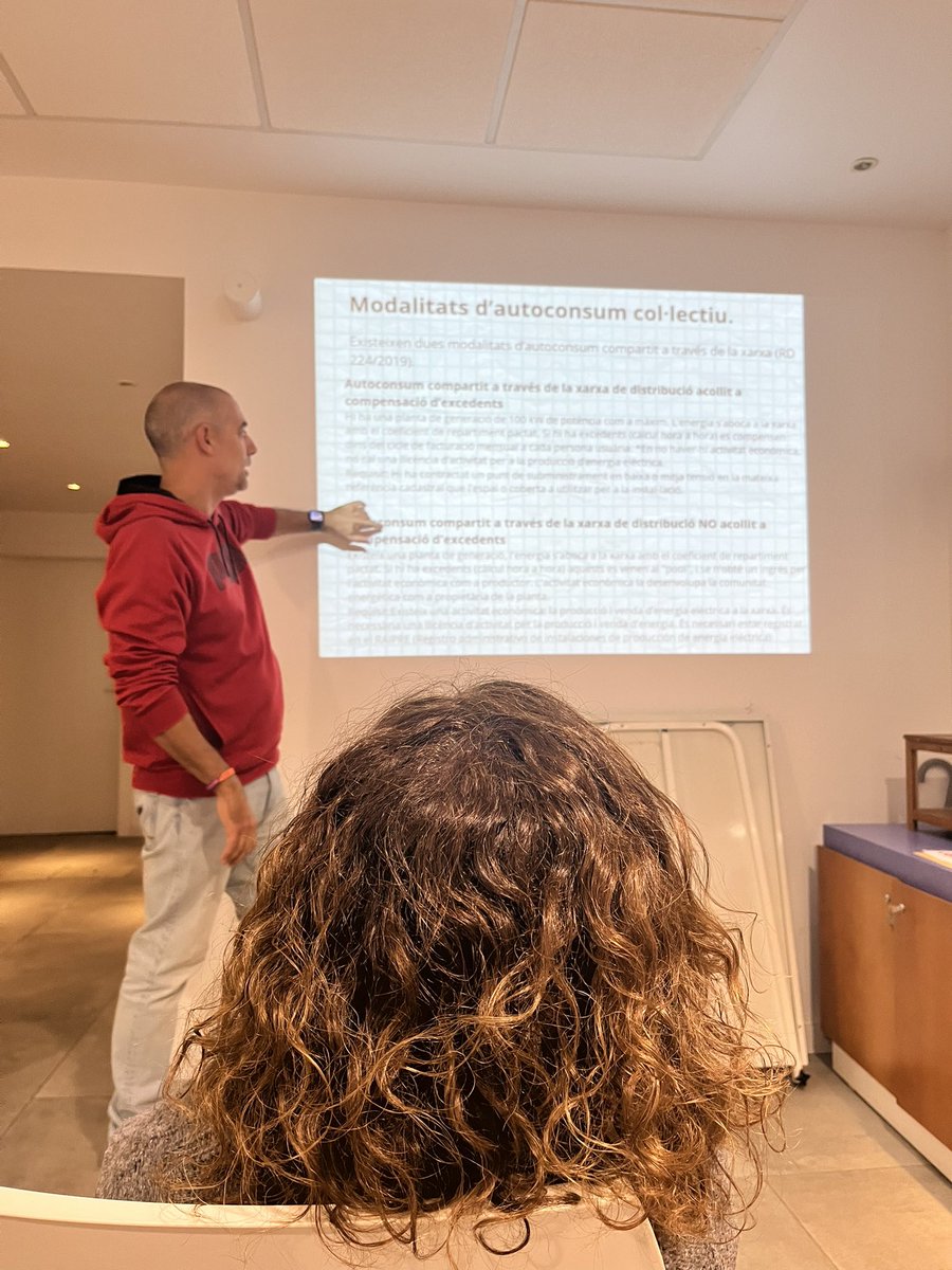 XativaUnida's tweet image. ➡️ Hui hem estat parlant de comunitats energètiques. Què són? Quins avantatges tenen? Quines possibilitats tenen els veïns i veïnes de formar una?☀️⚡️🔋

Ha estat una xarrada genial, gràcies a totxs per vindre i a @Carlesxtva per fer-la possible 👏