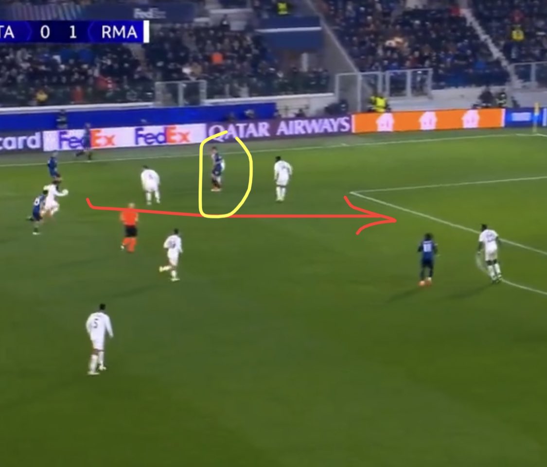 PabloMesa26's tweet photo. @MrAncelotti cuando quieras te das cuenta que @atchouameni no es jugador para el @realmadrid en su posición natural pero menos aún en la de central.
Cubriendo a Lucas Vázquez en la jugada del gol y dejando una autopista a su espalda.
No se puede jugar peor. https://t.co/PxrvrNiq7r