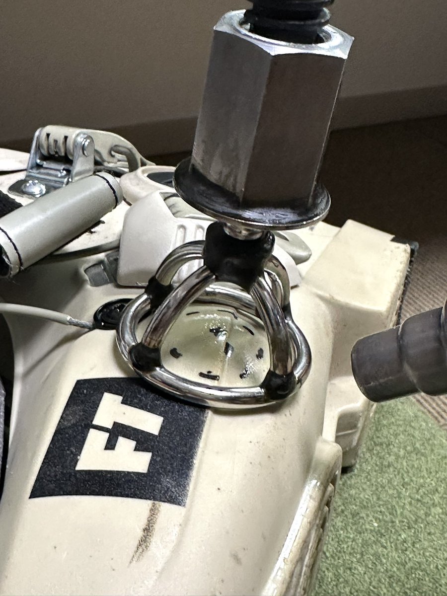 左足の小指の付け根がスキーブーツに当たって痛いのでシェル出し