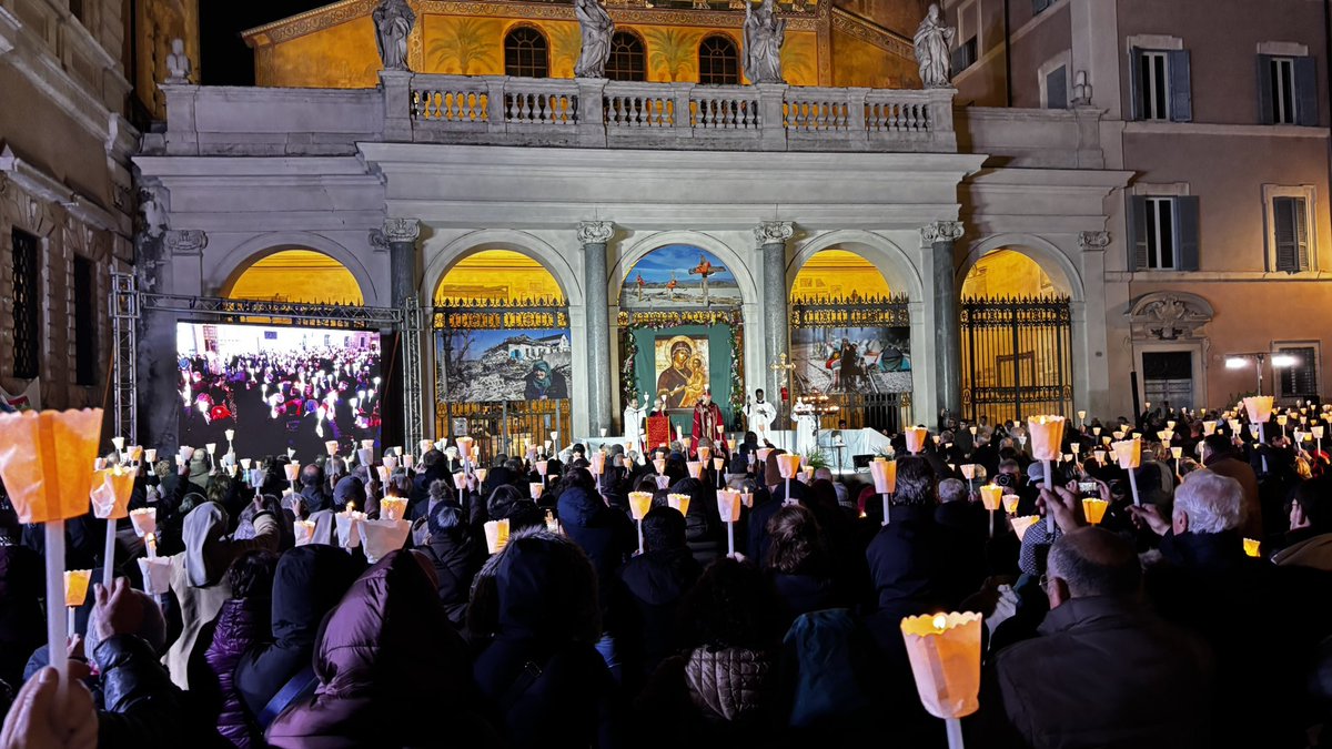fabiogui64's tweet photo. #SantaMariainTrastevere. 
Preghiera per la #Pace con il cardinale Matteo #Zuppi. 
Abbiamo tutti bisogno della Pace
#10dicembre https://t.co/3cBpvGaxrN