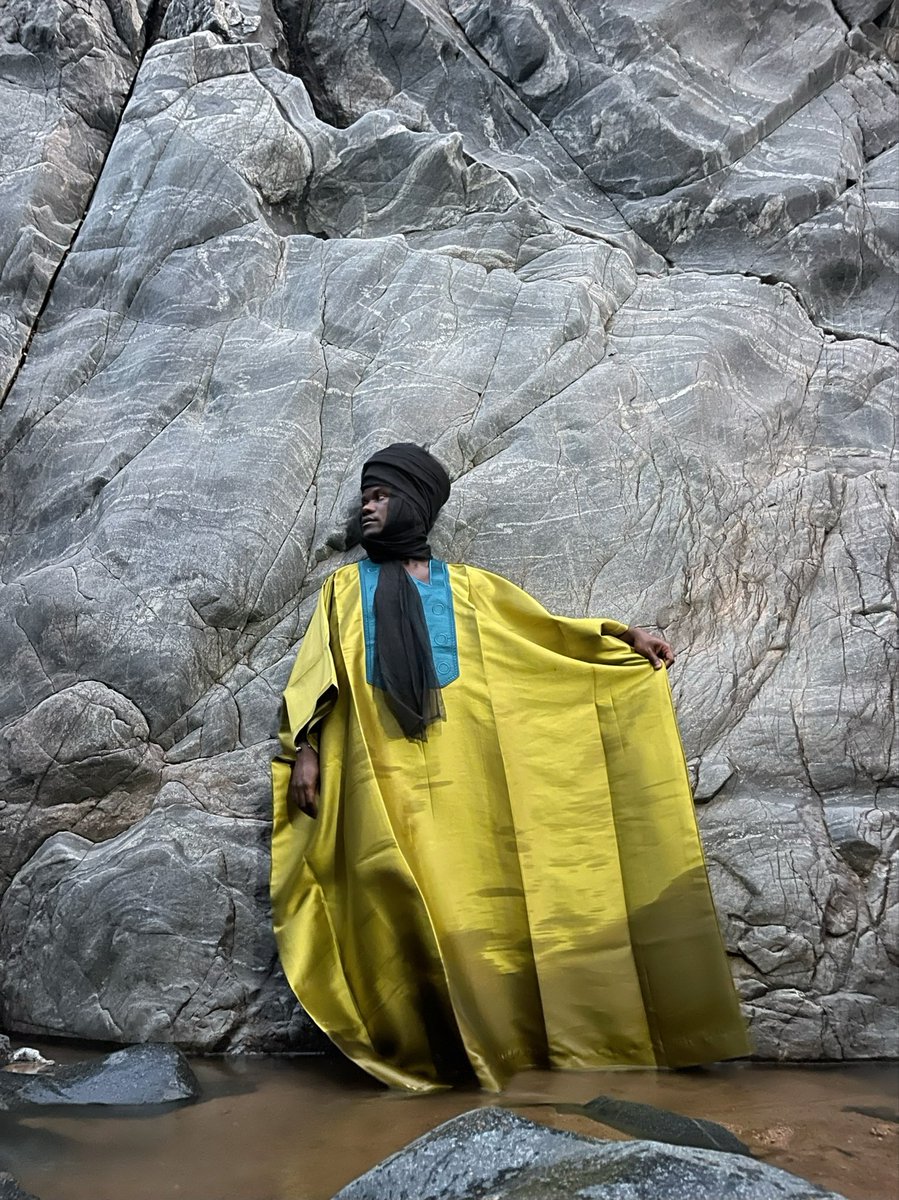 🇨🇲 mi don a am a Toy fou mi woni (foulbé)
🇫🇷 Je suis chez moi partout où je mets les pieds.

Les gorges de kola, Guider, Garoua 🇨🇲📍

Tenue par Marcy bell 🇨🇲

24h au nord du Cameroun avec #taptapsend a rendu cette découverte unique !
 #cameroon #mboatour #taptapsend