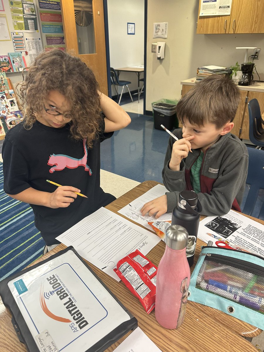 drjtoney's tweet image. Day 8️⃣0️⃣ @APS_SPARK 🐉💚🌳
Rocking red, black, and green today to honor Kwanzaa’s rich heritage while our third graders channel their inner detectives to solve the mystery of the stolen Mona Lisa! #Kwanzaa #ArtHeist #EngagedLearning #SPARK15