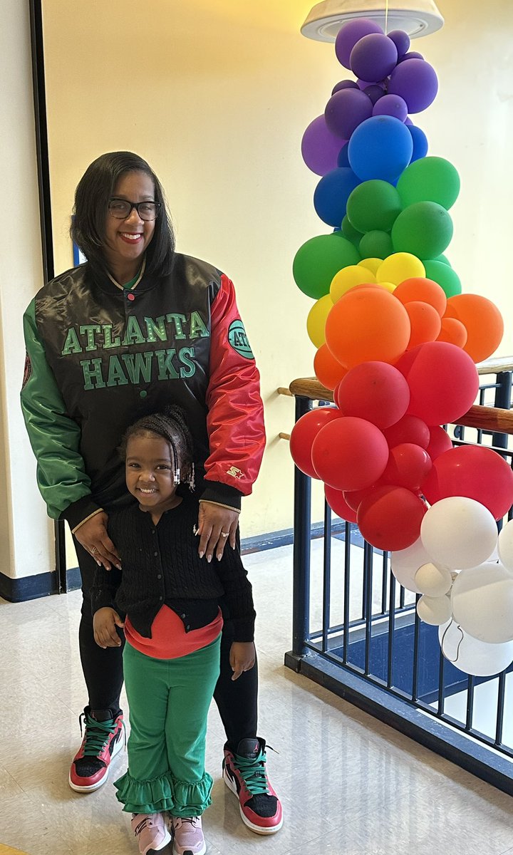 drjtoney's tweet image. Day 8️⃣0️⃣ @APS_SPARK 🐉💚🌳
Rocking red, black, and green today to honor Kwanzaa’s rich heritage while our third graders channel their inner detectives to solve the mystery of the stolen Mona Lisa! #Kwanzaa #ArtHeist #EngagedLearning #SPARK15