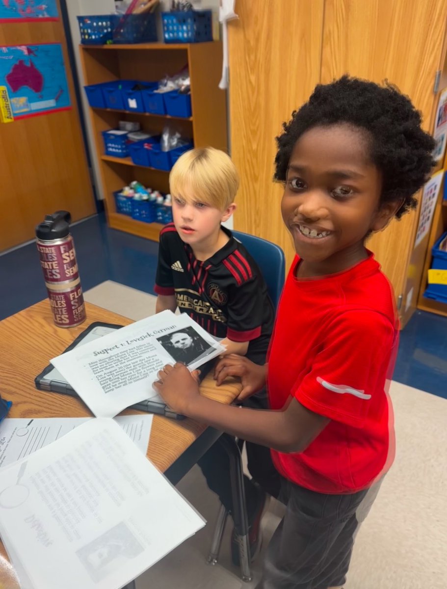 drjtoney's tweet image. Day 8️⃣0️⃣ @APS_SPARK 🐉💚🌳
Rocking red, black, and green today to honor Kwanzaa’s rich heritage while our third graders channel their inner detectives to solve the mystery of the stolen Mona Lisa! #Kwanzaa #ArtHeist #EngagedLearning #SPARK15