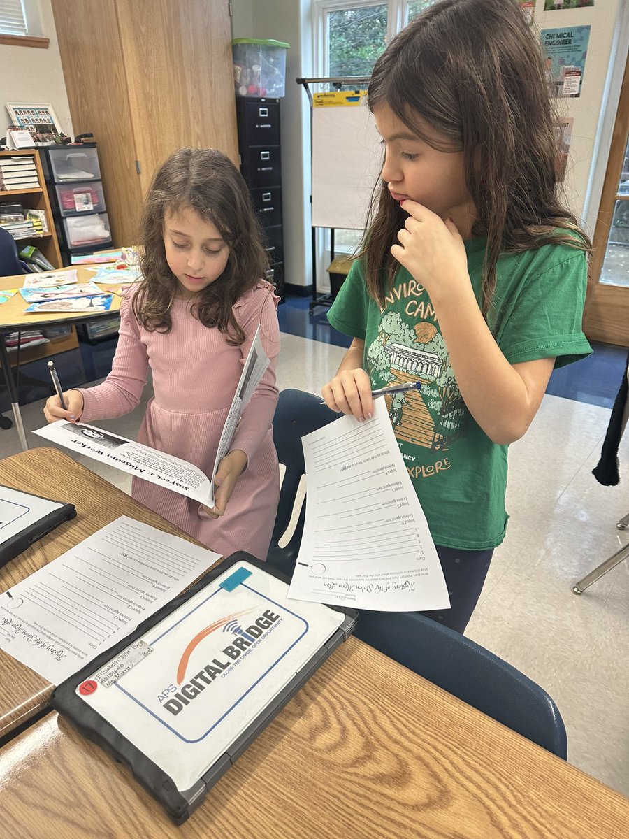 drjtoney's tweet image. Day 8️⃣0️⃣ @APS_SPARK 🐉💚🌳
Rocking red, black, and green today to honor Kwanzaa’s rich heritage while our third graders channel their inner detectives to solve the mystery of the stolen Mona Lisa! #Kwanzaa #ArtHeist #EngagedLearning #SPARK15