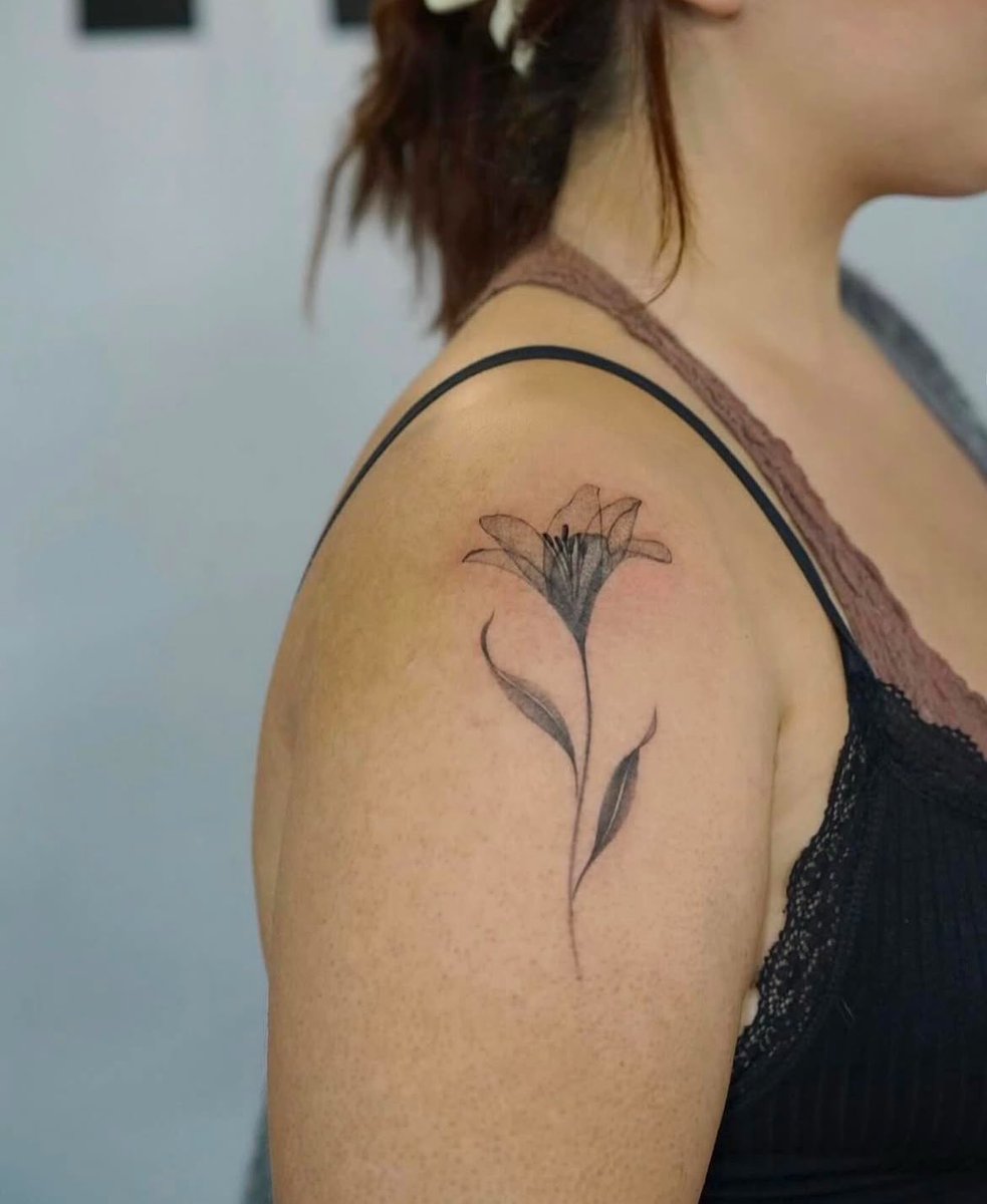 Inkn0ut's tweet photo. Transparent Lily Flower Tattooed By @hugo_inkworks 

@inkn0ut #inknout 
#tattoos #tattooideas #blackandgreytattoo #blackandgreytattoos #torontotattooartist #torontotattooshop #tattooart #tattoolife #inked #tattoooftheday #toronto #torontolife #torontovibes #torontoartist #toronto https://t.co/Isj4kvhecV