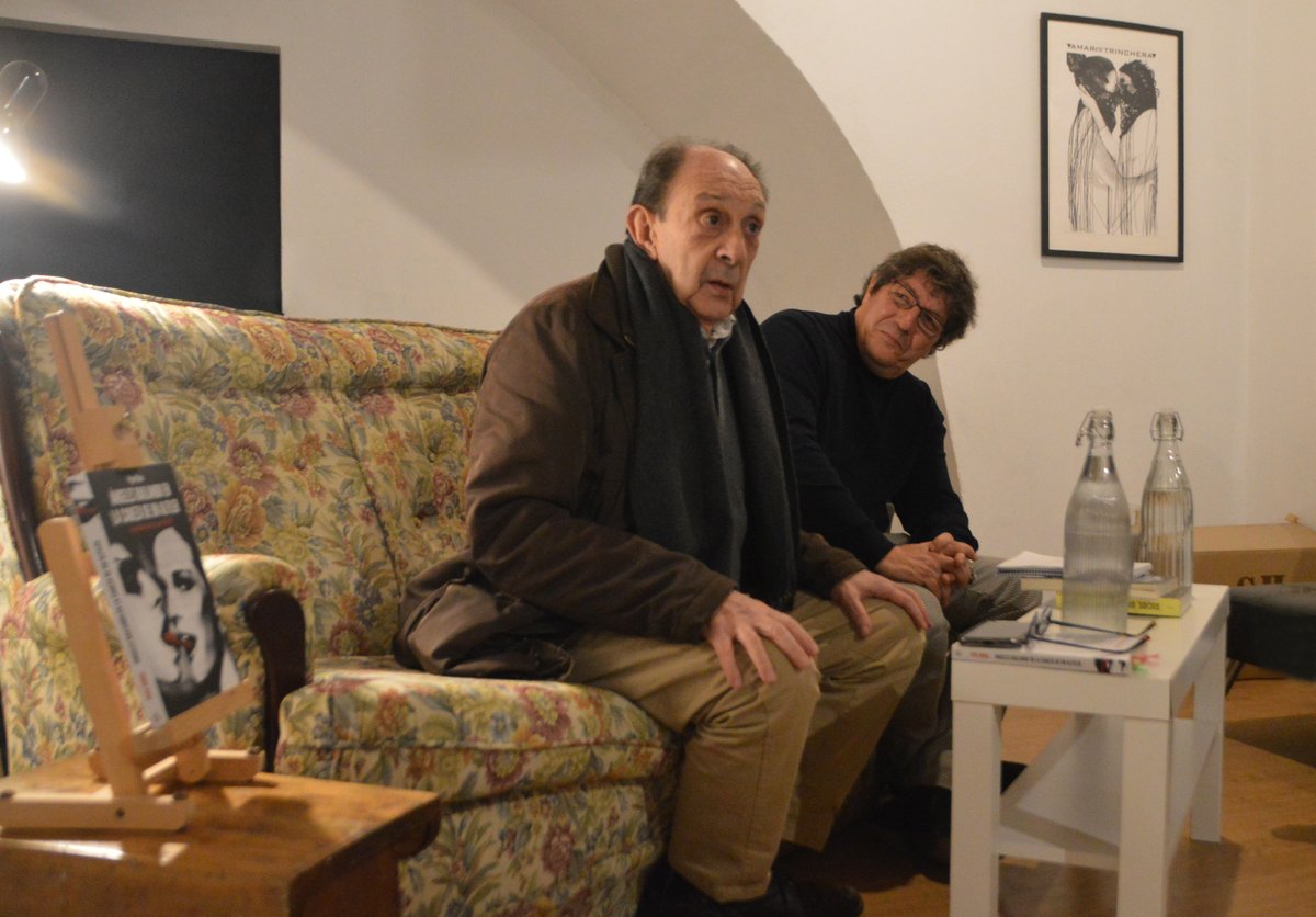 Zimmerman1982's tweet photo. Esta tarde ha estado sentando cátedra @PepeRibas, que presentaba junto a @CruzIngelmo su libro 'Ángeles bailando en la cabeza de un alfiler', de @librosdelko, en el @CorralDsA; el mejor lugar si buscaban algo que se acerque a la contracultura en #Jerez.
Pronto, una breve reseña https://t.co/S9oKguA3Fk
