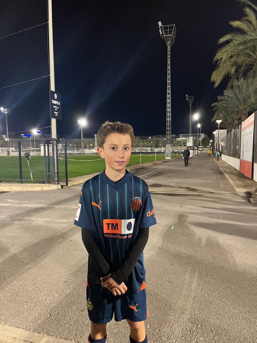 AtleticoGilet's tweet photo. #EscolesVCF ⚫️⚪️ Hoy ha sido el turno para Luismi del #PrebenjaminB, Tiago del #BenjaminB y Ximo del #AlevinB.
Bonita experiencia la de esta tarde en #Paterna entrenando con la 🦇 @Academia_VCF ✔️
🔵⚪️ #GiletEsOtraHistoria https://t.co/uWU2SOJluO
