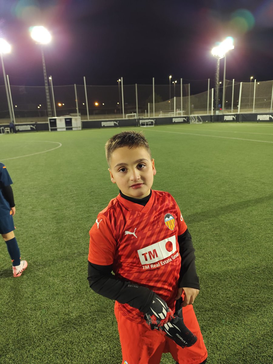 AtleticoGilet's tweet photo. #EscolesVCF ⚫️⚪️ Hoy ha sido el turno para Luismi del #PrebenjaminB, Tiago del #BenjaminB y Ximo del #AlevinB.
Bonita experiencia la de esta tarde en #Paterna entrenando con la 🦇 @Academia_VCF ✔️
🔵⚪️ #GiletEsOtraHistoria https://t.co/uWU2SOJluO