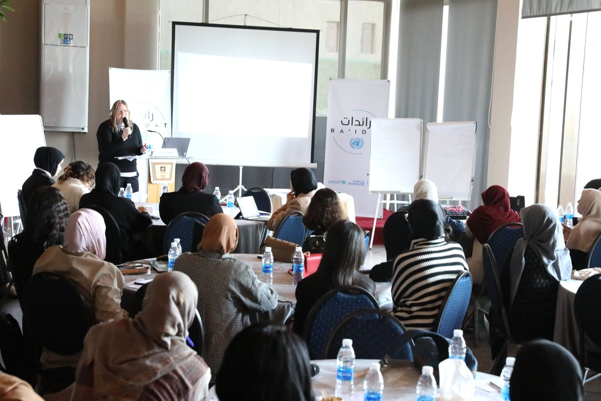 UNSMILibya's tweet photo. في إطار برنامج رائدات الذي تنظمه الأمم المتحدة في ليبيا، تباحثت خمس وثلاثون شابة من جنوب ليبيا وشرقها وغربها، بمن فيهن شابات من ذوات الإعاقة حول كيفية البناء على حقوق الإنسان لإعداد حملات مناصرة تركز على المجتمع بهدف إحداث التغيير الإيجابي.

وانخرطت الشابات ضمن مجموعات عملت كل واحدة منها على إعداد حملة مختلفة، ركّزن فيها على ستةٍ من حقوق الإنسان هي العمل الكريم، والتعليم، والسكن اللائق، والرعاية الصحية، والبيئة، فضلا عن حقوق ذوي الإعاقة. وتلقت المشاركات إرشادات حول سبل تركيز رسائلهن وأهدافهن على نحو يمكن من المطالبة بالتغيير في أوساط الجمهور الذي يخاطبنه.

واعتبرت إحدى المشاركات من مدينة طرابلس أن “أي حق من حقوق الإنسان لا يمكن أن يكون فعلياً ما لم يكن متاحاً للجميع على قدم المساواة، وما لم تتوفر فيه جملة معايير واضحة كالإنصاف،" مضيفة أن "حماية هذه الحقوق تستوجب وجود قوانين صحيحة وإنفاذها على نحو سليم."

https://t.co/0vX3TsDfSo