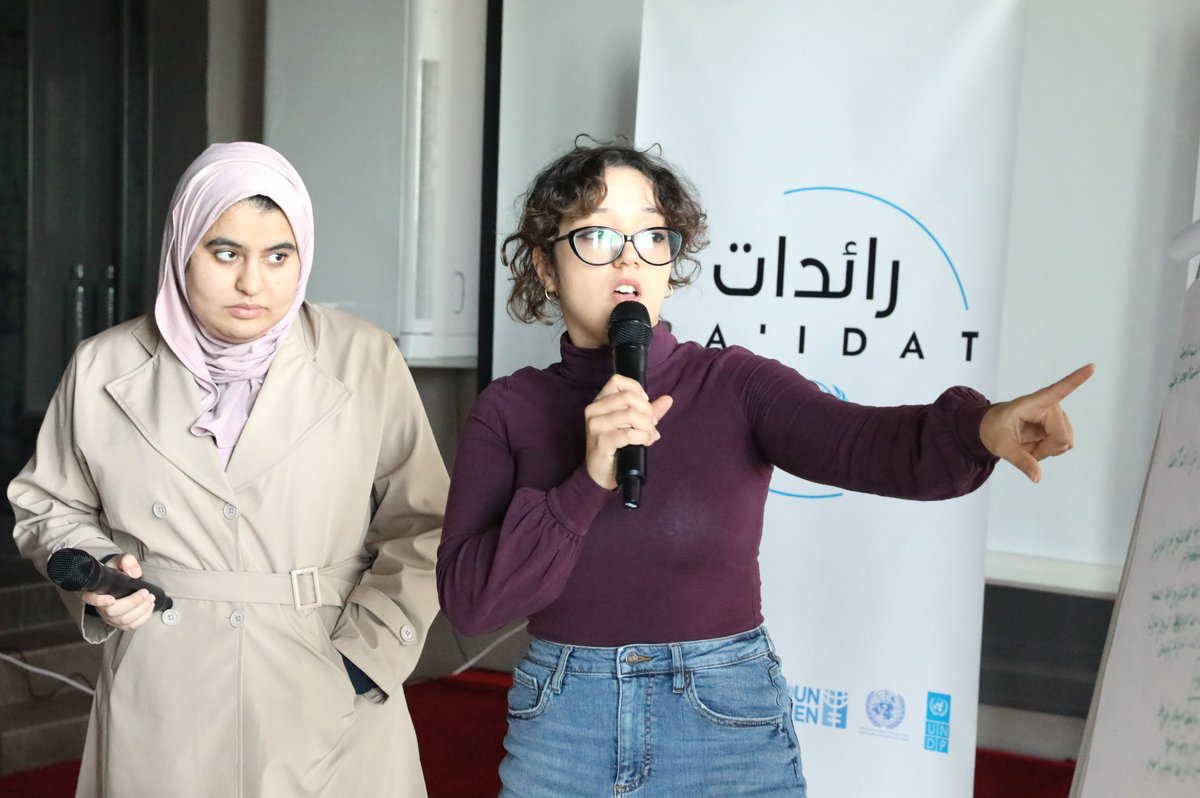 UNSMILibya's tweet photo. في إطار برنامج رائدات الذي تنظمه الأمم المتحدة في ليبيا، تباحثت خمس وثلاثون شابة من جنوب ليبيا وشرقها وغربها، بمن فيهن شابات من ذوات الإعاقة حول كيفية البناء على حقوق الإنسان لإعداد حملات مناصرة تركز على المجتمع بهدف إحداث التغيير الإيجابي.

وانخرطت الشابات ضمن مجموعات عملت كل واحدة منها على إعداد حملة مختلفة، ركّزن فيها على ستةٍ من حقوق الإنسان هي العمل الكريم، والتعليم، والسكن اللائق، والرعاية الصحية، والبيئة، فضلا عن حقوق ذوي الإعاقة. وتلقت المشاركات إرشادات حول سبل تركيز رسائلهن وأهدافهن على نحو يمكن من المطالبة بالتغيير في أوساط الجمهور الذي يخاطبنه.

واعتبرت إحدى المشاركات من مدينة طرابلس أن “أي حق من حقوق الإنسان لا يمكن أن يكون فعلياً ما لم يكن متاحاً للجميع على قدم المساواة، وما لم تتوفر فيه جملة معايير واضحة كالإنصاف،" مضيفة أن "حماية هذه الحقوق تستوجب وجود قوانين صحيحة وإنفاذها على نحو سليم."

https://t.co/0vX3TsDfSo