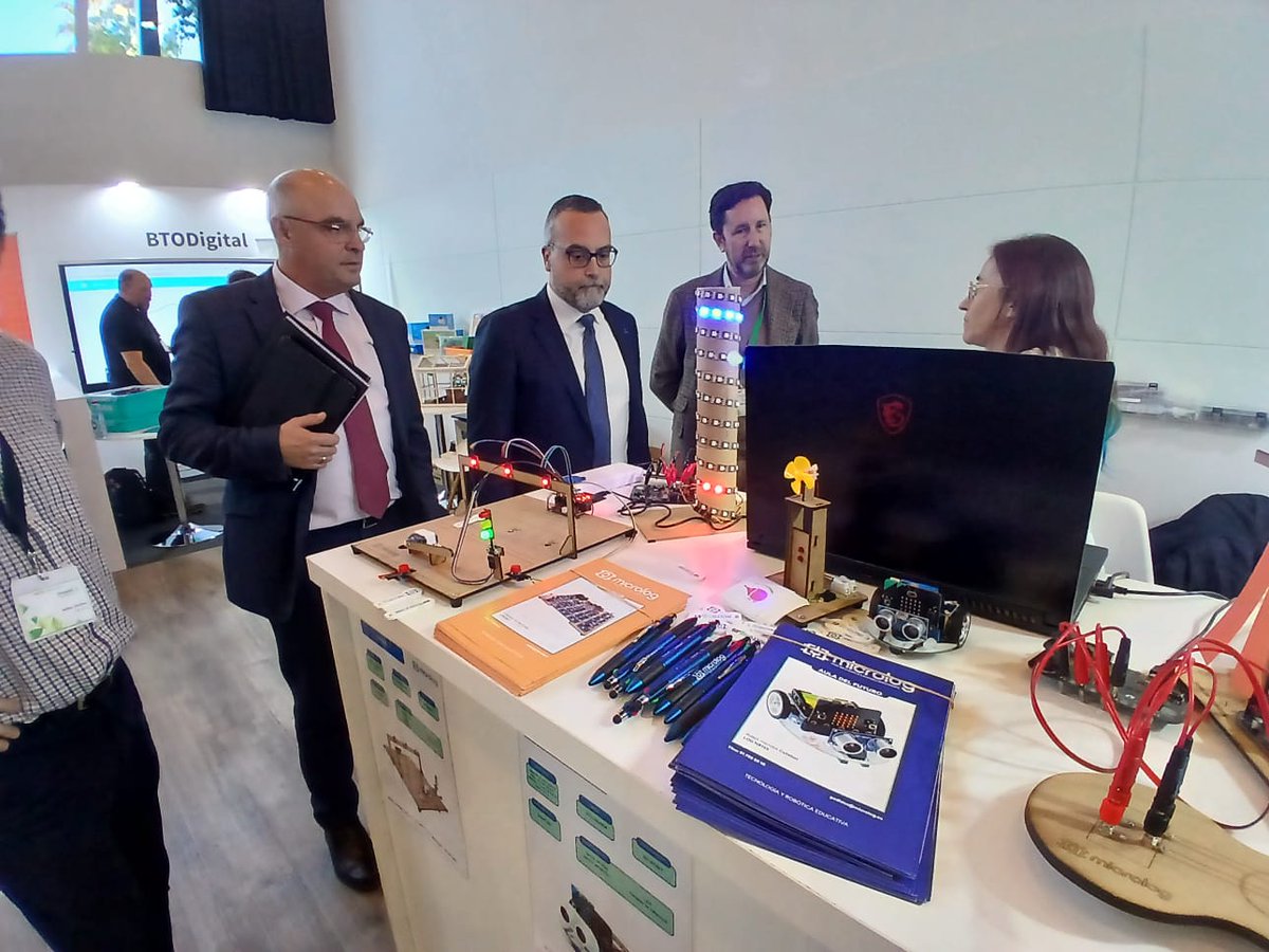 EducaAnd's tweet photo. La educación andaluza del futuro se ha hecho hoy presente en Sevilla, donde se ha celebrado junto a @sandetel, el Simposio del Programa 4.0 sobre el buen uso y las novedades de la tecnología educativa aplicada al aula. Ha asistido el viceconsejero, Pablo Quesada. https://t.co/UtFI10OoWM