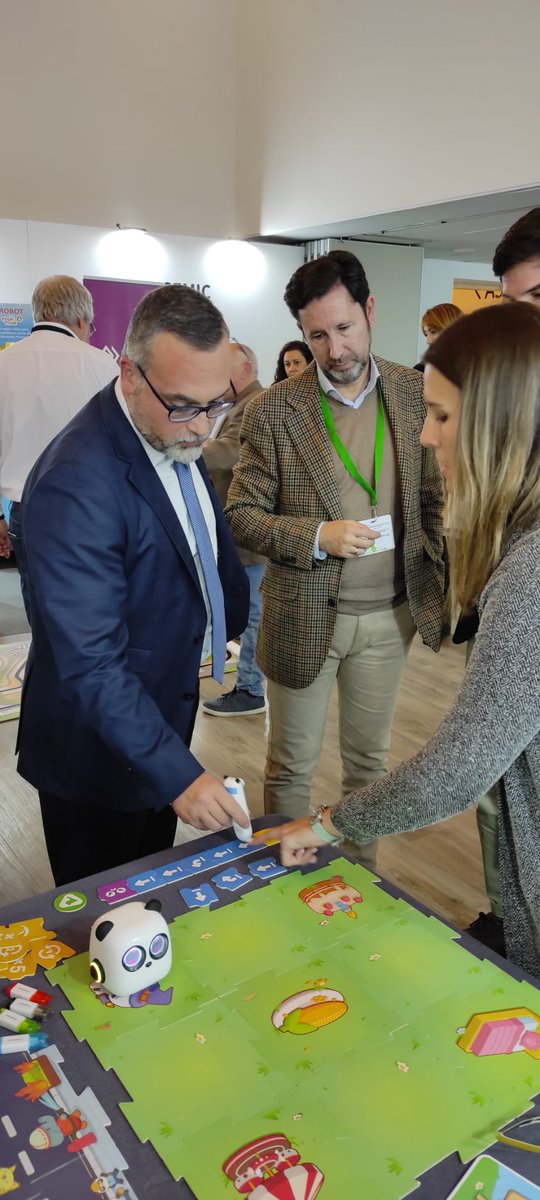 EducaAnd's tweet photo. La educación andaluza del futuro se ha hecho hoy presente en Sevilla, donde se ha celebrado junto a @sandetel, el Simposio del Programa 4.0 sobre el buen uso y las novedades de la tecnología educativa aplicada al aula. Ha asistido el viceconsejero, Pablo Quesada. https://t.co/UtFI10OoWM