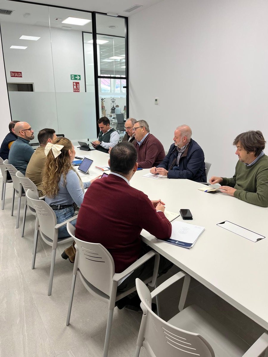 🏗️🏭👷‍♀️Los delegados municipales del Área de Desarrollo Urbano y Económico hemos mantenido un encuentro con la Federación de Industriales y Comerciantes de Alcalá (FICA) para analizar los avances más importantes en proyectos que afectan al ámbito empresarial: