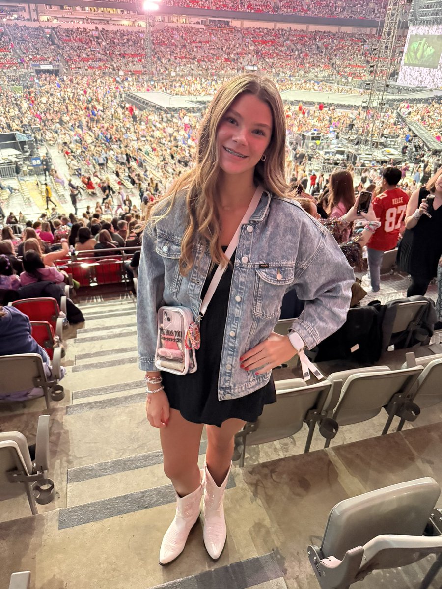 ltuttle4_tuttle's tweet photo. The Eras Tour - Vancouver n3 #TaylorSwiftErasTour https://t.co/KbI7SeeZEH