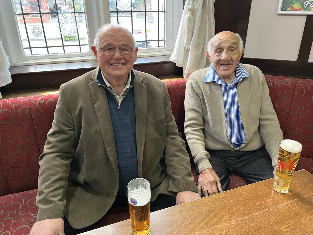 millsjim44's tweet photo. With my hero Billy Boston 90 years old, having a Xmas beer today. https://t.co/X1GC7v21wn