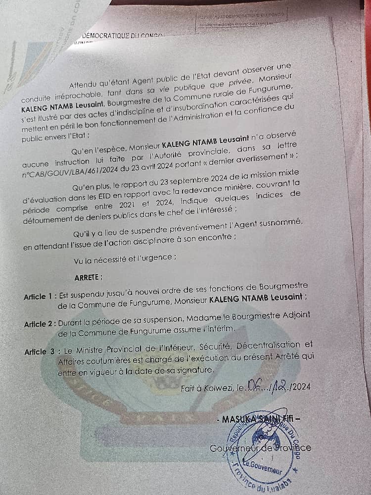 coeurdafriqueM's tweet photo. 🔴#LUALABA :Le Bourgmestre de la Commune rurale de #fungurume *Leusaint #KALENG #NTAMB vient d'être suspendu par un arrêté signé le 06 Décembre 2024 par l'autorité provinciale pour manquement grave, indiscipline, insubordination et des faits des détournements des deniers publics._
_Obligé de céder sa place pour l'intérim à son adjointe dès réception de la notification signé ce lundi 09 Décembre 2024 par le ministre provincial de l'intérieur, sécurité, décentralisation et affaires coutumieres.
Pour certains analystes de la province du lualaba," Le bourgoumestre de la commune de Fungurume s'en va tête haute , il aura resisté pendant 2 ans à celle qui se prends pour le nombril du lualaba . Les redevances appartiennent aux ETD aucune loi ne leur demande de céder 70% à la province pour financer les projets de la province exécutés par les enfants de la Gouverneur."
D'autres estiment que Analyse de la suspension viole les dispositions légales, d'autant plus que les autorités animatrices des différentes ETD actuellement en poste sont gérées conformément aux dispositions du décret loi numéro 082 du 02 juillet 1998 portant statut des autorités chargées de l'administration des circonscriptions territoriales.
Ce décret,en son article 7 donne au seul ministre ayant les affaires intérieures dans ses attributions,le pouvoir de suspendre un bourgmestre. La suspension d'un bourgmestre faisant partie des compétences exclusives du pouvoir central.
Par conséquent,il n'appartient pas à l'autorité provinciale de prendre cette mesure,les actes pris dans ce sens par le gouverneur sont susceptibles d'annulation et ce, conformément à l'article 66 de la loi portant les principes relatifs à la libre administration des provinces.
@Bibishe6 @BukasaEmmanuel2 @KOMBE_GAUTHIER @ChrisNyamabo @matumo_b @petertiani007 @FalialaKiza