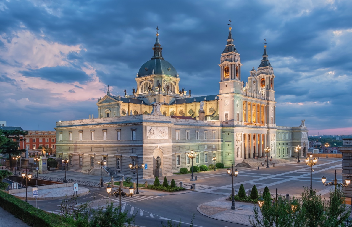 Frommers's tweet image. Experts warn visiting Spain right now will put you at a huge risk of identity theft.

Explaining the new Spanish law that's making people furious:

On @Frommers: frommers.com/tips/health-an…