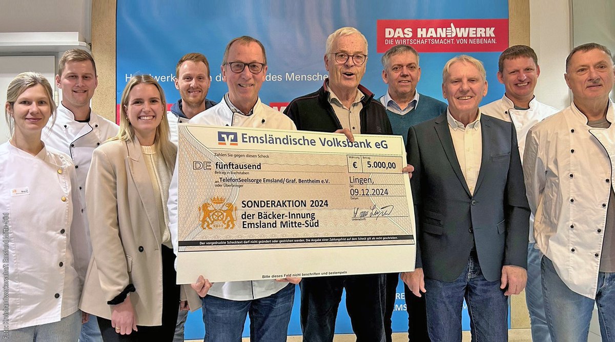 wintering_de's tweet photo. 𝟱𝟬𝟬𝟬 𝗘𝘂𝗿𝗼 für die #Telefonseelsorge Emsland/Grafschaft Bentheim! 
Die Sonderaktion „Bäckerkruste“ der Bäcker-Innung war ein großer Erfolg!

Mehr dazu hier: https://t.co/UcT15C3Ywn 
#Lingen #Bäckerhandwerk #Innungsbäcker #Emsland #GrafschaftBentheim @Baeckerhandwerk https://t.co/TRJwM2FKml