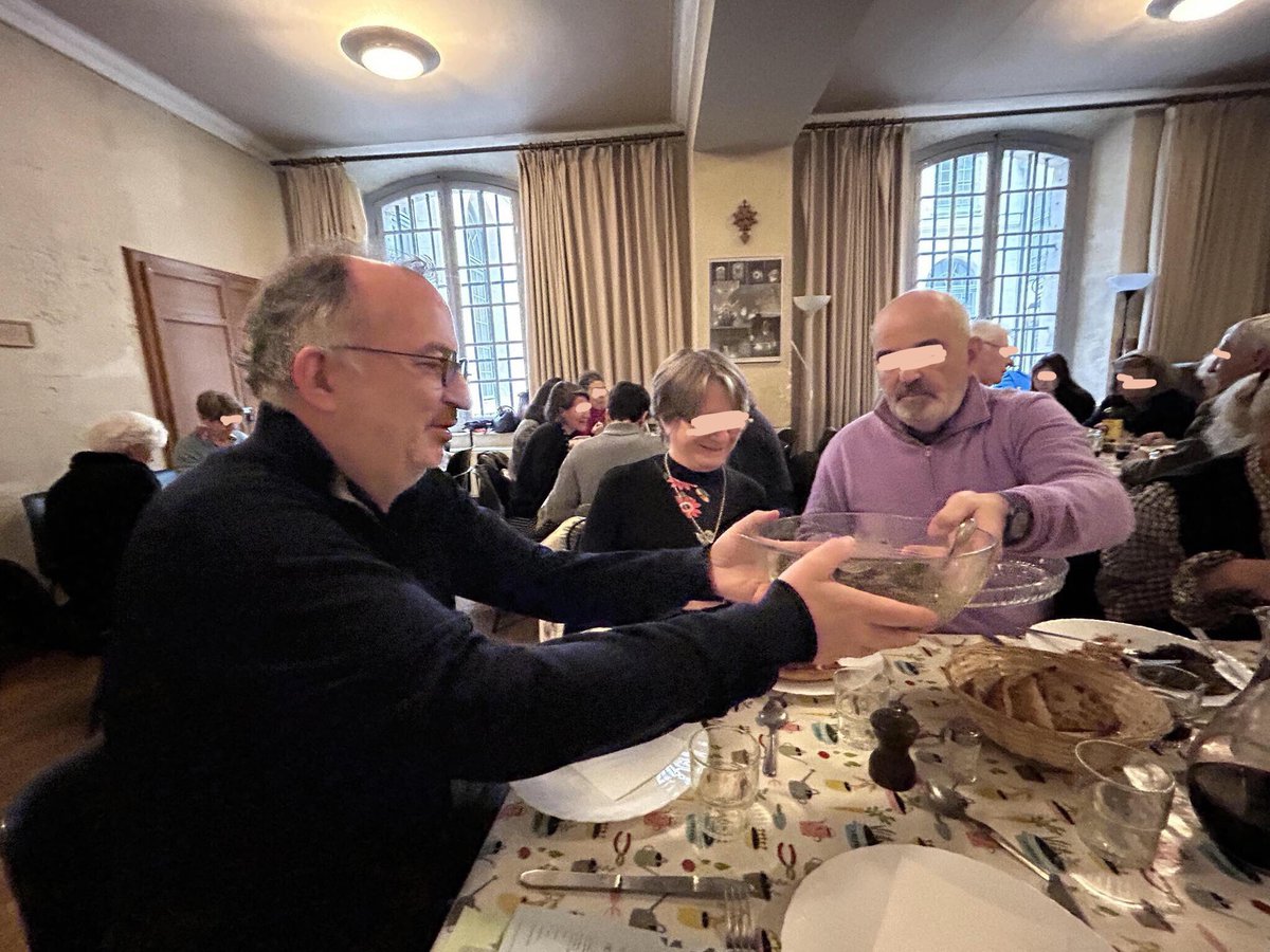 Chaque dimanche (hors vacances scolaires), un déjeuner suit le culte du matin au temple de Pentemont et un dîner suit le culte du soir rue Madame. 
On se régale, tisse des liens, discute de sujets futiles ou sérieux. Un brin de vie communautaire !
#EPUdF <a href="/paroissepentlux/">Pentemont Luxembourg</a> #Paris
