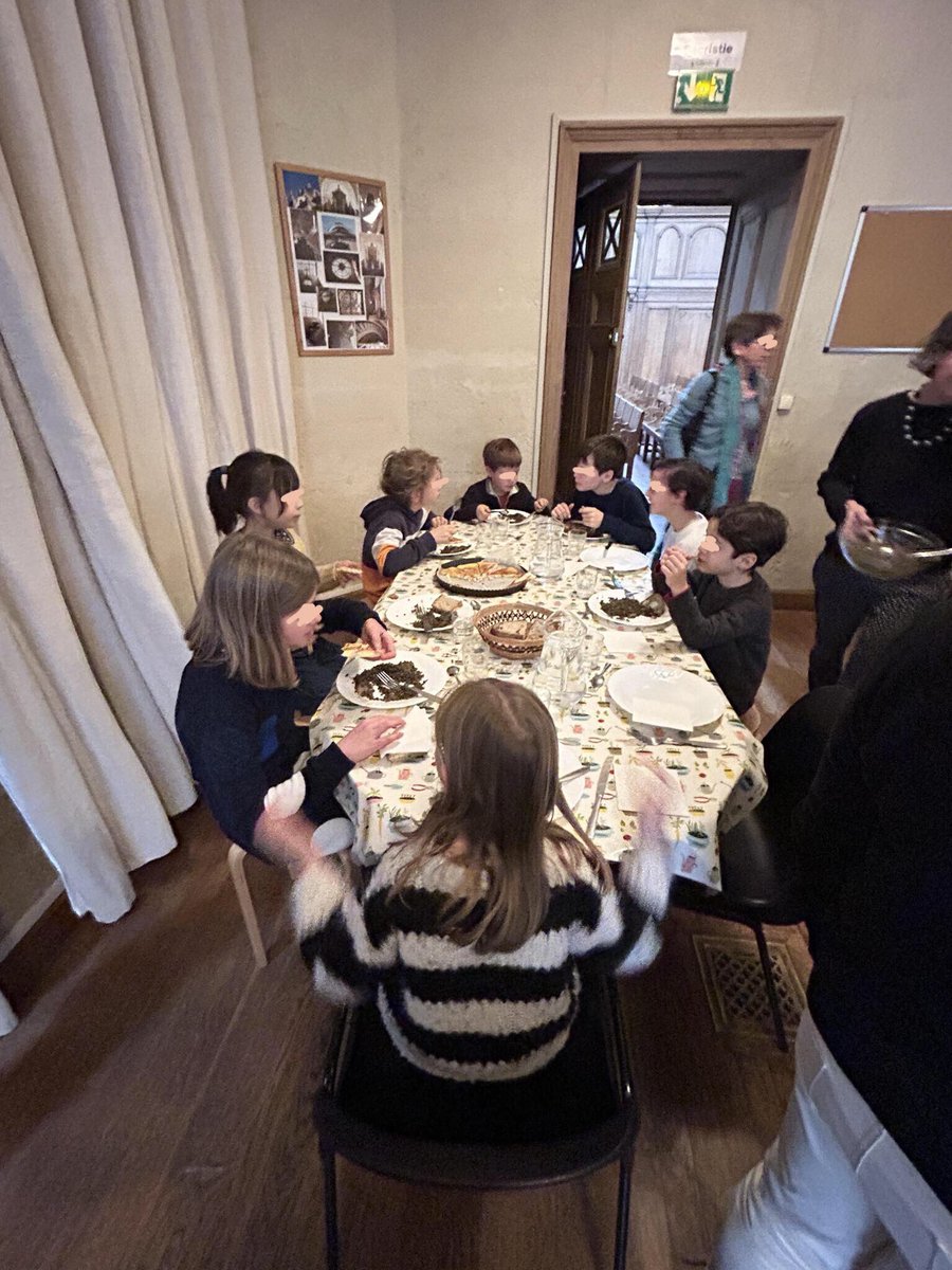 BaccuetC's tweet image. Chaque dimanche (hors vacances scolaires), un déjeuner suit le culte du matin au temple de Pentemont et un dîner suit le culte du soir rue Madame. 
On se régale, tisse des liens, discute de sujets futiles ou sérieux. Un brin de vie communautaire !
#EPUdF @paroissepentlux #Paris