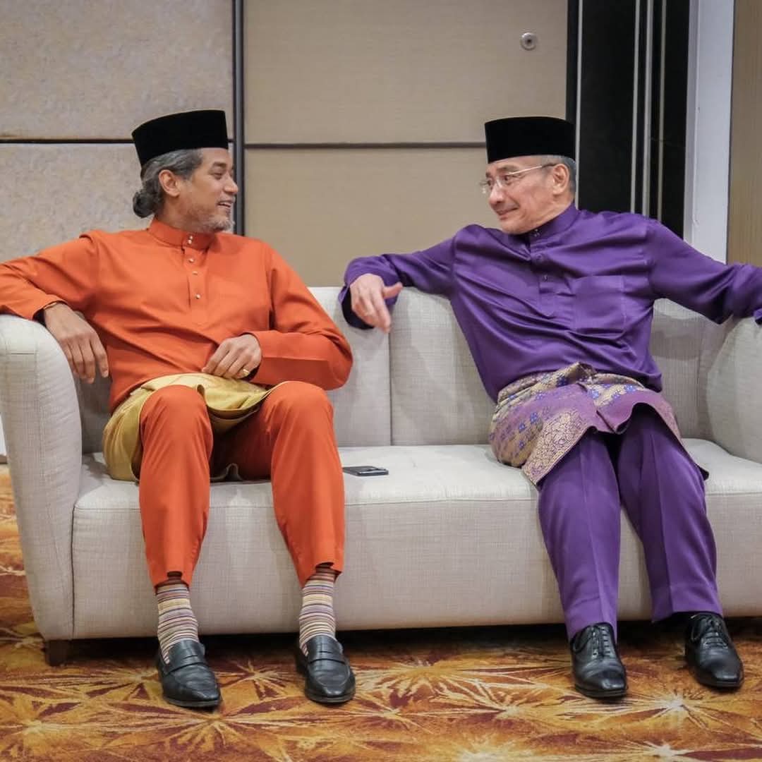 Gandingkan terbaik untuk menerajui #Malaysia 
<a href="/HishammuddinH2O/">Hishammuddin Hussein 🇲🇾</a> <a href="/Khairykj/">Khairy Jamaluddin 🇲🇾🌺</a>