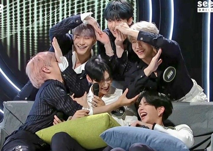 rohariaaa's tweet photo. I miss ASTRO so much. i miss my baby Aroha phase. i miss that moment when I finally decided who my bias is. i miss watching their chaotic videos on YT. I miss that feeling of comfort when I watched ASTROZONE. i miss laughing at all their vlives, even if i don't understand them 🥺 https://t.co/F2K8Enl9iR