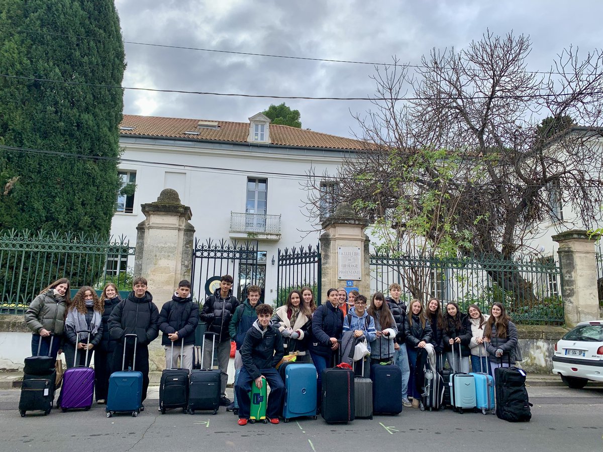 inslallauna's tweet photo. Millorem el nostre francès 🤗Estada lingüística a Montpellier. Una setmana d'immersió total. #batxibac #batxillerat https://t.co/Z2BJbH3Xq4