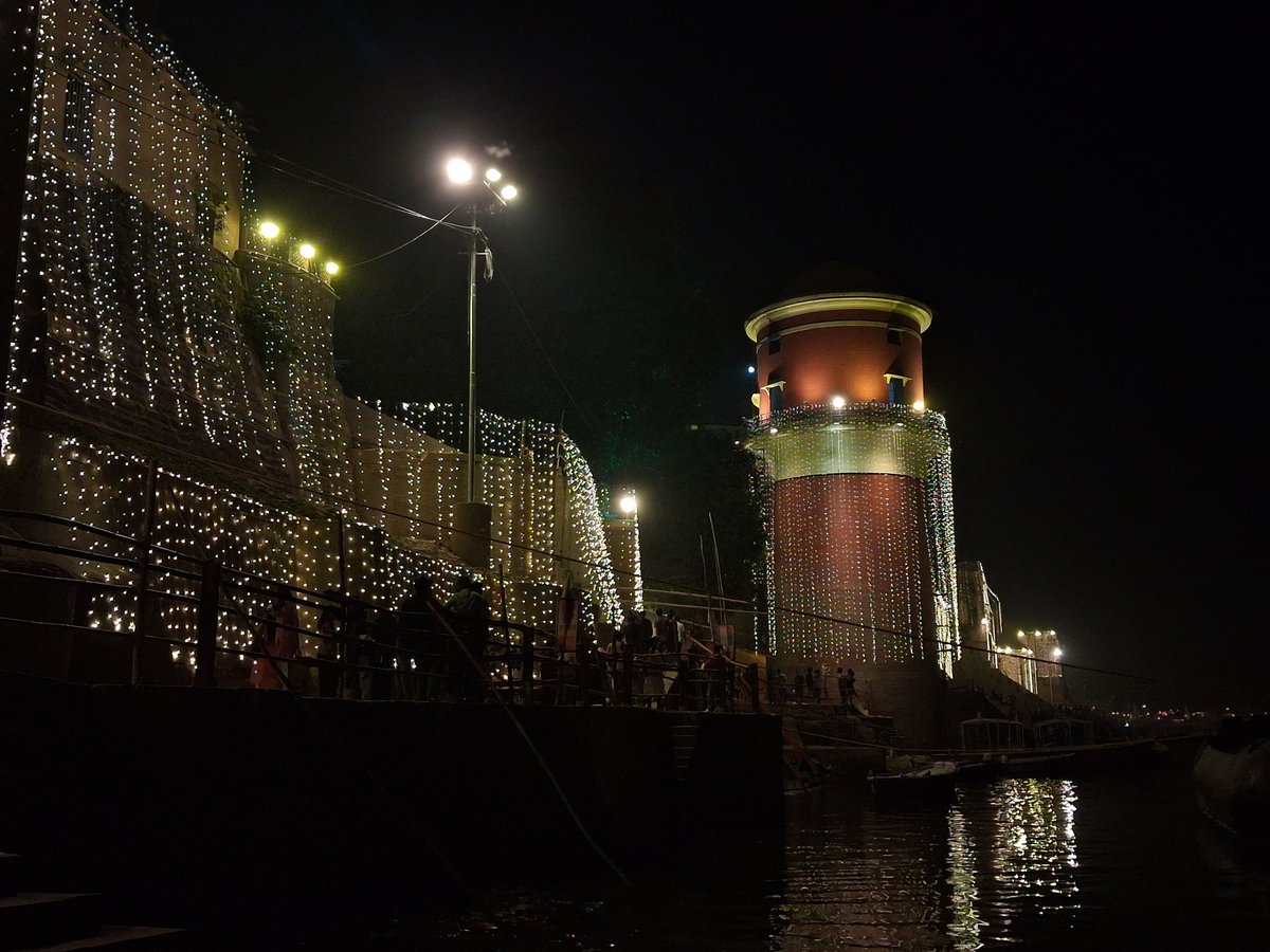 BanarasiBalika's tweet photo. सितारों को आंखों में महफूज़ रखना,
बड़ी देर तक रात ही रात होगी..
मुसाफ़िर हैं हम भी, मुसाफ़िर हो तुम भी..
किसी मोड़ पर फ़िर मुलाकात होगी...

#Kashi
#InstaInspiration
#Masaan https://t.co/VmZuEUtkGd