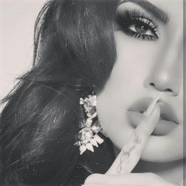 صوّبِـي رَصَـاصَـةَ عِشقــکِ بشَغَــفْ .. 
              فَـ ألعَــاشِقُـونَ لا يَـرتَدُونَ الـدّرُوع...