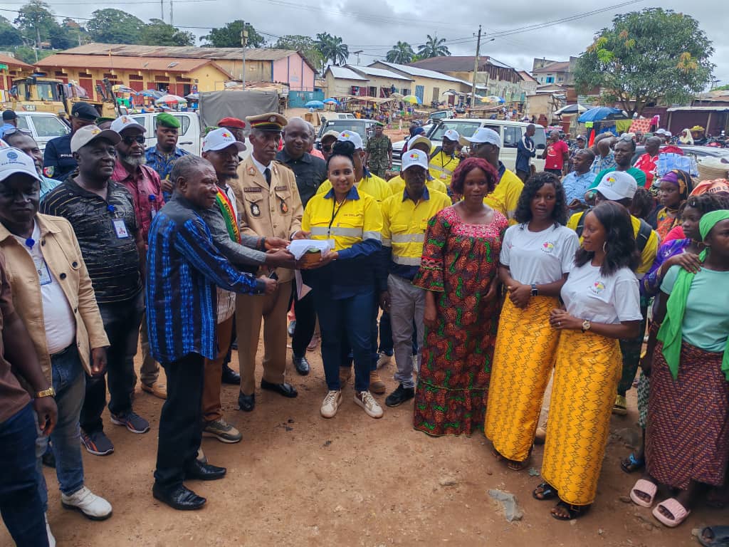 RioTintoSimFer's tweet photo. Nous avons récemment lancé deux projets d’hygiène et d’assainissement à Macenta et Kérouané. Ces initiatives comprennent l’assainissement des villes et la construction de dépotoirs et de centres de tri. Un lot important d’équipements, tels que des poubelles, tricycles et motos, a été distribué. À travers cette action, nous réaffirmons notre engagement en faveur de l’environnement et de l’assainissement urbain, contribuant ainsi au bien-être des populations locales.
#RioTinto #SimFer #Simandou