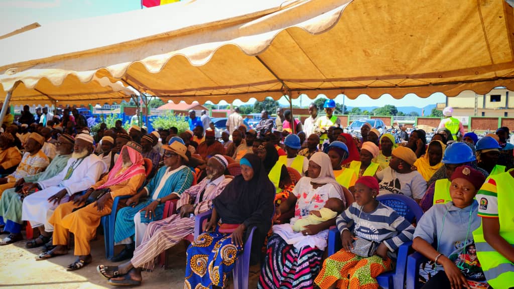 Nous avons récemment lancé deux projets d’hygiène et d’assainissement à Macenta et Kérouané. Ces initiatives comprennent l’assainissement des villes et la construction de dépotoirs et de centres de tri. Un lot important d’équipements, tels que des poubelles, tricycles et motos, a