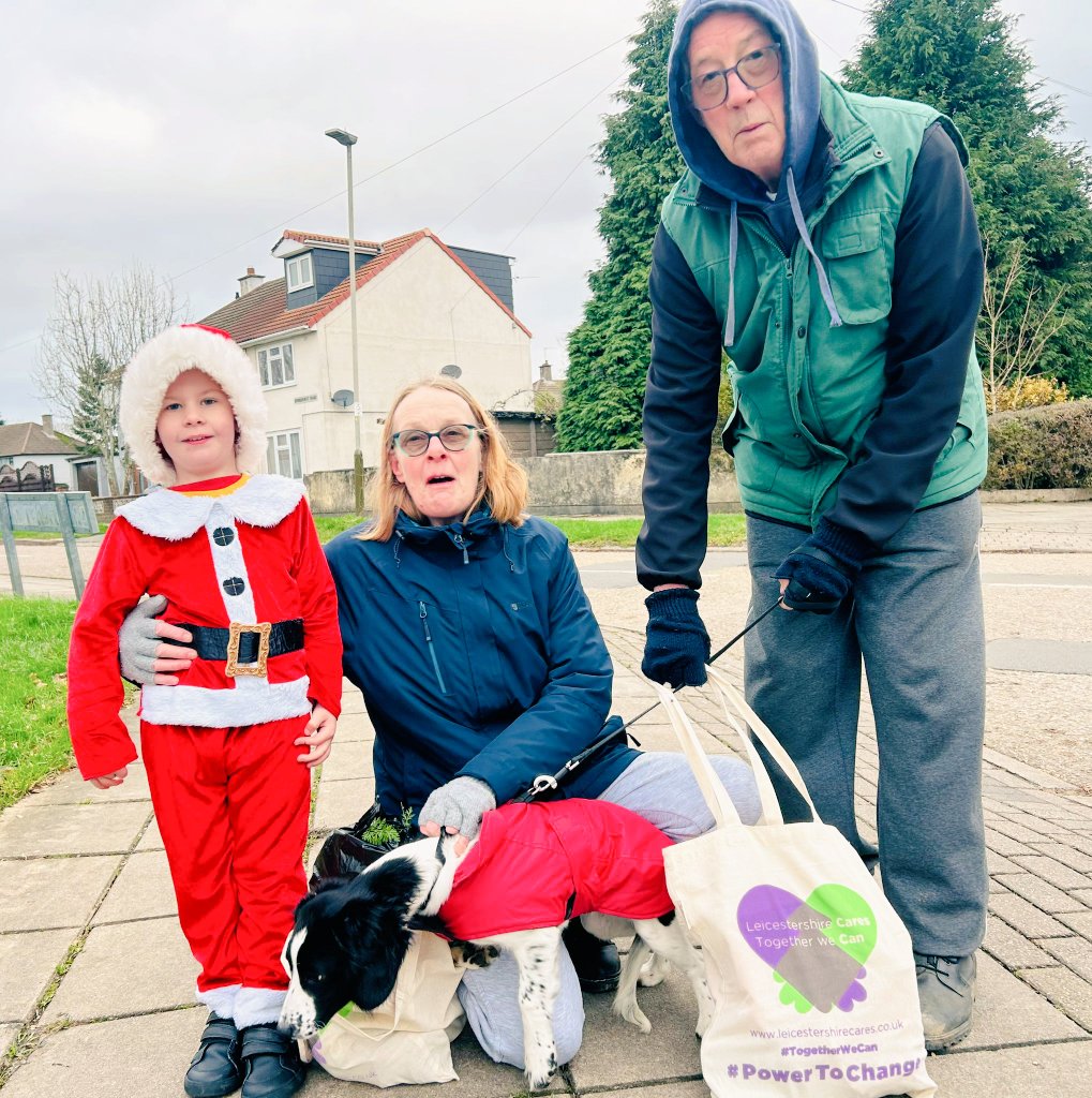 LeicsCares's tweet image. Our little helper at work again getting these #BagsOfHope to the community in New Parks