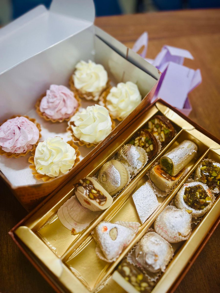 DevasmitaTweets's tweet photo. 1/n I wanted a themed celebration for the last day of our mixed methods research course (a PhD elective I teach). So I ordered a mixed assortment of tarts (strawberry, blueberry, dark chocolate, and coffee creme tarts) and kaju mixed sweets. #mixedmethods https://t.co/0A5B4VvjGs