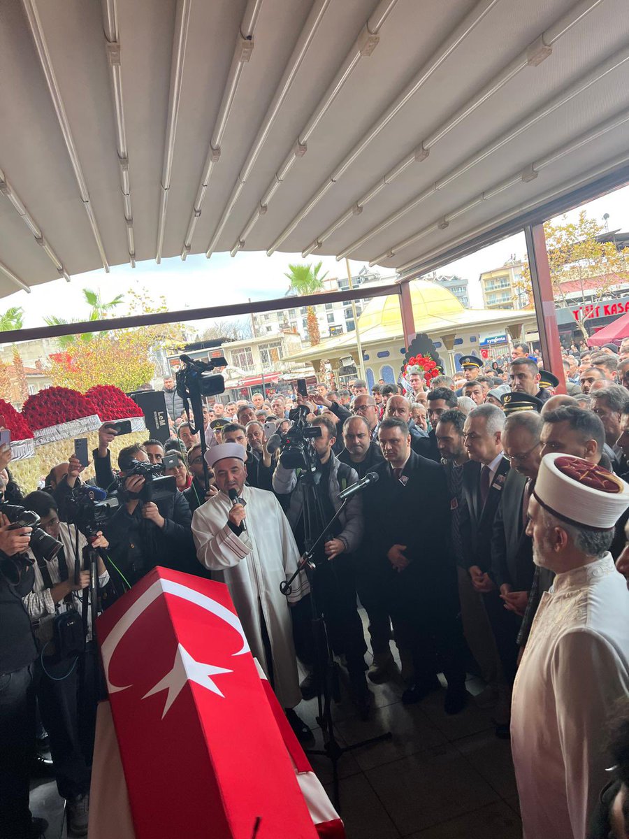 Şehit Teğmen Mustafa Atakan DUT’un Germencik’teki cenaze merasimine iştirak ettik.

Kıymetli ailesinin acısını paylaşıp, Sayın Bakanımız <a href="/drbetulsayan/">Dr.Betül Sayan Kaya 🇹🇷</a> ‘nın taziyelerini de ilettik.

Rabbim tüm şehitlerimizin şehadetini kabul eylesin, acılı ailelerine sabr-ı cemil ihsan eylesin.