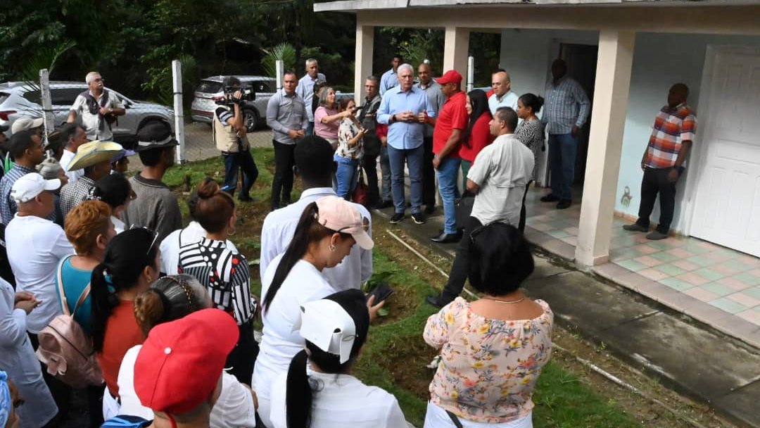 Junto a <a href="/DiazCanelB/">Miguel Díaz-Canel Bermúdez</a> llegamos al municipio Guisa, en la provincia de #Granma. Territorio de grandes hazañas en la historia del país, tierra rica en tradiciones de lucha. Aquí visitaremos lugares de interés económicos y sociales. #UnidosXCuba