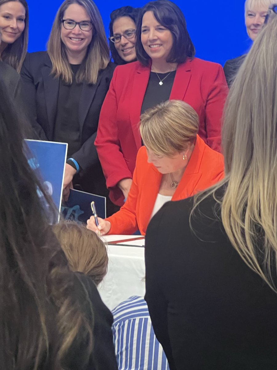 EnviroLeagueMA's tweet photo. The #MassLeadsAct is the “most far-reaching economic development bill that this state has ever seen” -
@MassGovernor.
ELM staff were thrilled to attend a celebratory signing of the crucial #ClimateTech bill which will build our #GreenWorkforce & grow the #CleanEnergy industry. https://t.co/IuB1zMS7vl