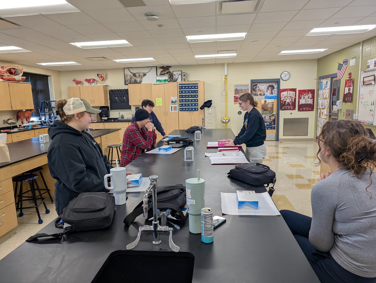 BF_FFA's tweet photo. Life skills presentations in Ag Leadership! Yesterday Emma taught us how to sew on a button and close a rip. Today Marli introduced us to wrapping gifts like a pro! The rest of the week will be filled with check writing, budget meal planning, and tying a tie. https://t.co/53nzKb8UJP