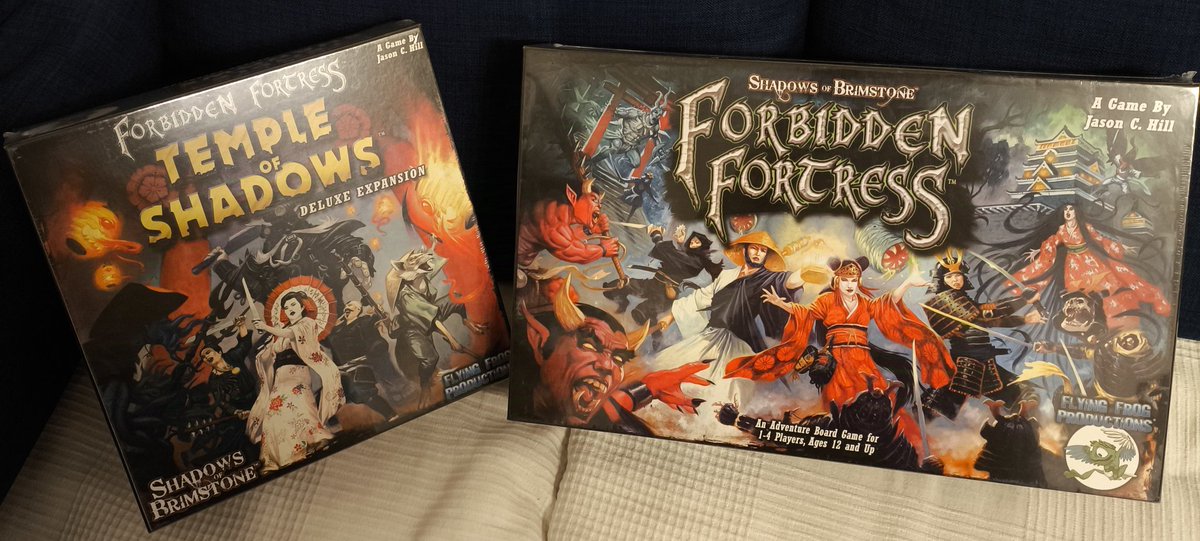 SKarim0's tweet photo. Ça faisait longtemps. Nouvel arrivage #jds #boardgames #j2s 

Et quelles boîtes 😱😱😱 elles sont énormes. Je ne m'attendais pas à ça. 

De très longues heures de jeu m'attendent ! https://t.co/3hvdsZfand