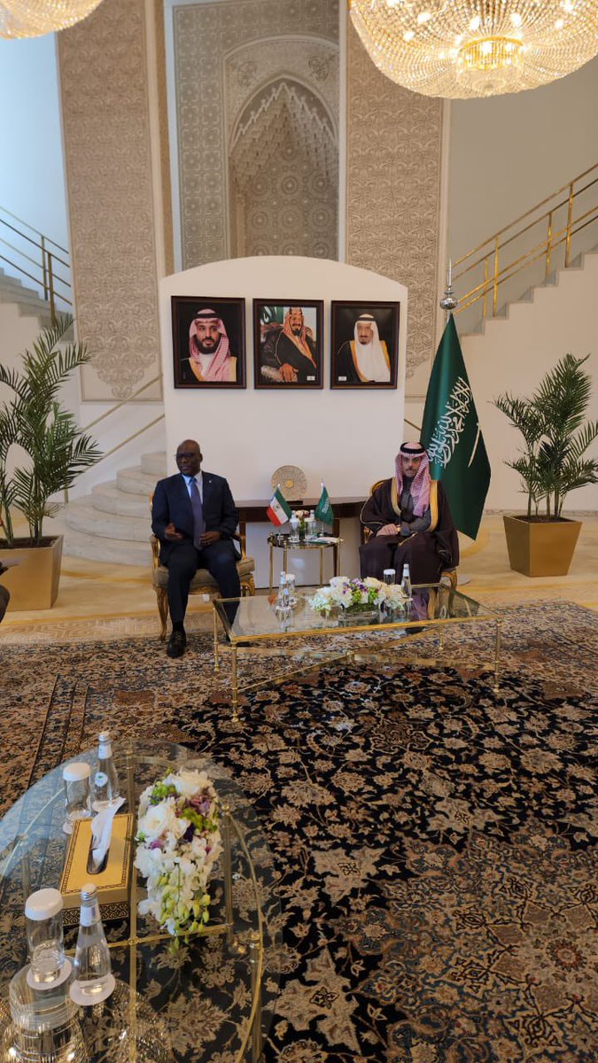AngueSimeon's tweet photo. El mensaje que el Presidente de la República de Guinea Ecuatorial S.E.  @T_Obiang ha enviado a su majestad el Rey de Arabia Saudita, ha sido entregado con éxito. La ocasión nos permitió revisar igualmente el estado de nuestra cooperación bilateral. 🇬🇶🇸🇦 https://t.co/IeVlYVyCRj