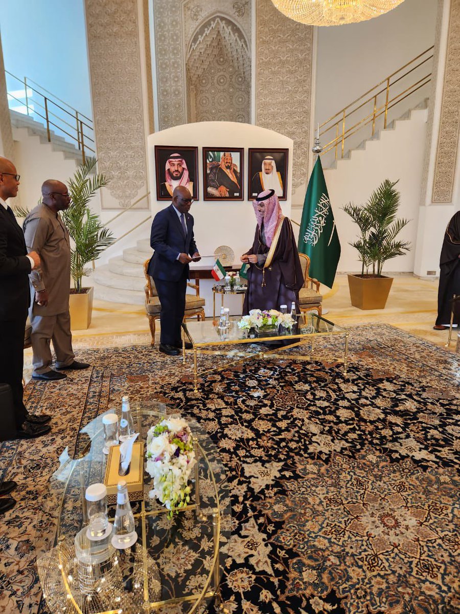 AngueSimeon's tweet photo. El mensaje que el Presidente de la República de Guinea Ecuatorial S.E.  @T_Obiang ha enviado a su majestad el Rey de Arabia Saudita, ha sido entregado con éxito. La ocasión nos permitió revisar igualmente el estado de nuestra cooperación bilateral. 🇬🇶🇸🇦 https://t.co/IeVlYVyCRj